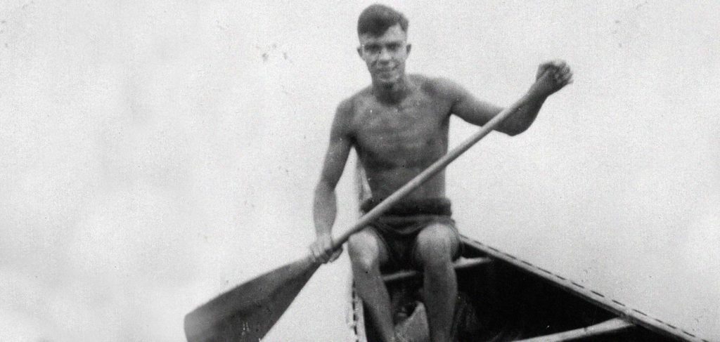 M. Erickson en la canoa erickson