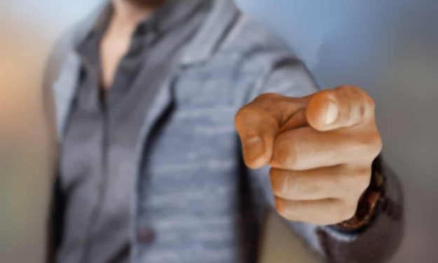 pointing-geee501449_1280 mérito